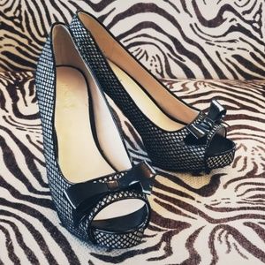 *New* Nine West Gold and Black Pumps